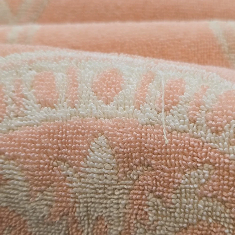2 Vintage Pink‎ White Floral Bath Towels Stevens Utica MCM 70s Medallion Retro